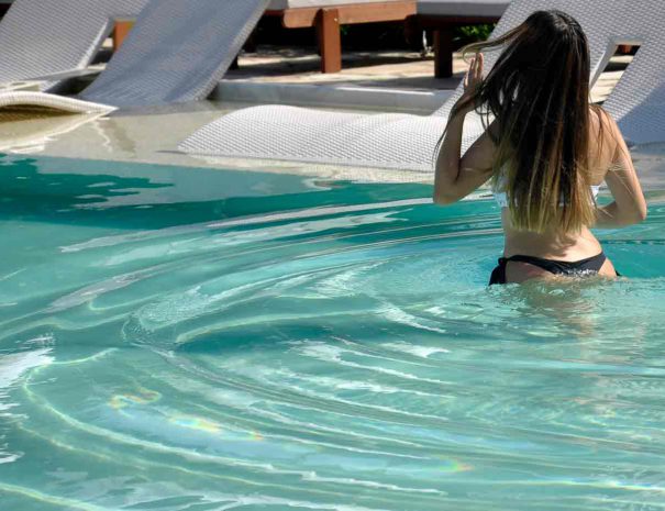 hotelnefeli-woman-pool