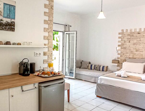 hotelnefeli-suites-bedroom-kitchen